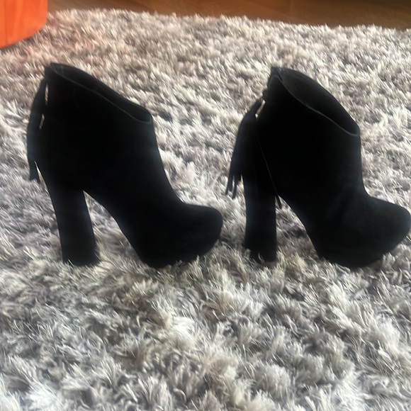 Steve Madden low boots.  Size 7.  Black. - Picture 2 of 4